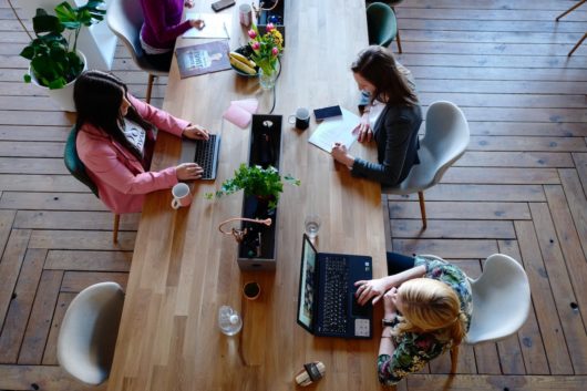 Espaces de travail flexibles vu par ChatGPT : Quels intérêts pour les employés et les entreprises