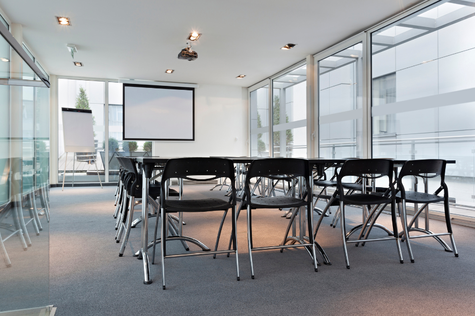 Rentabiliser salle de séminaire : salle équipée prête pour une journée d’étude