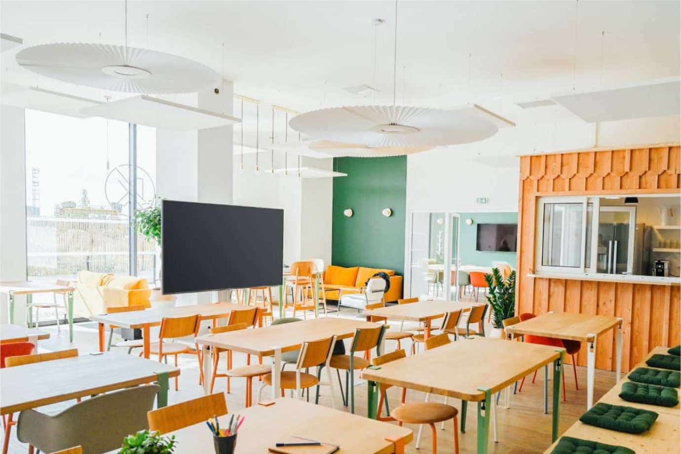 Salle de séminaire équipée d’un paperboard et d’une pause café